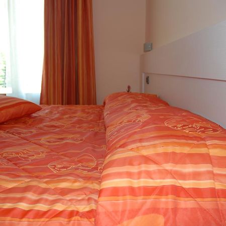 Hotel Flaminio Tavernelle Serrungarina Phòng bức ảnh