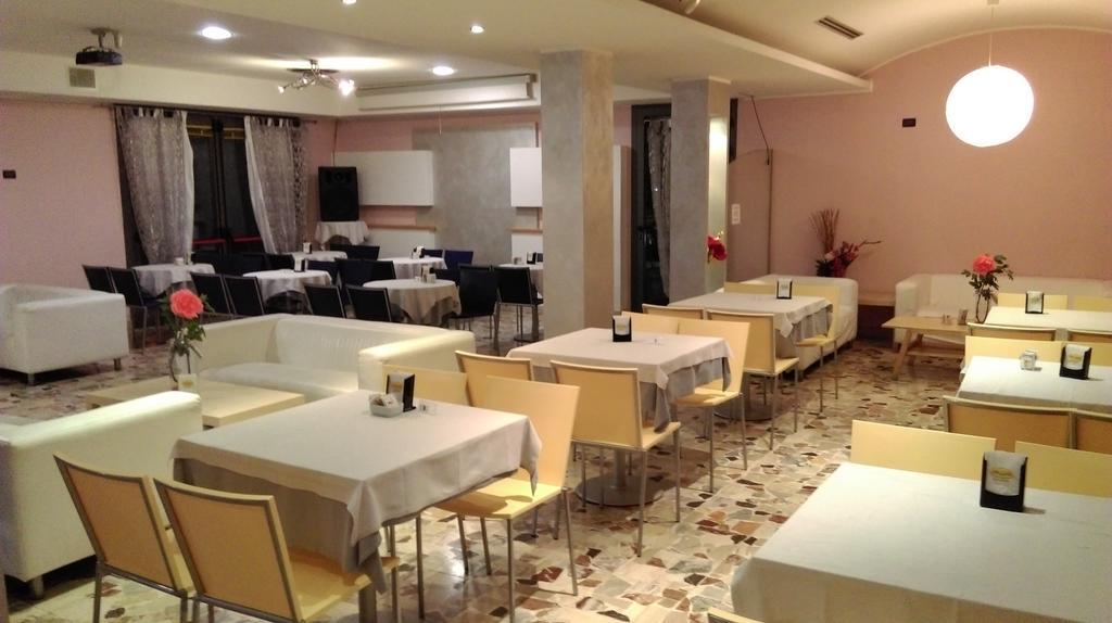 Hotel Flaminio Tavernelle Serrungarina Ngoại thất bức ảnh