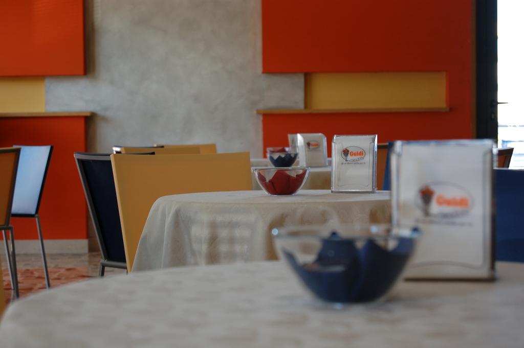 Hotel Flaminio Tavernelle Serrungarina Ngoại thất bức ảnh