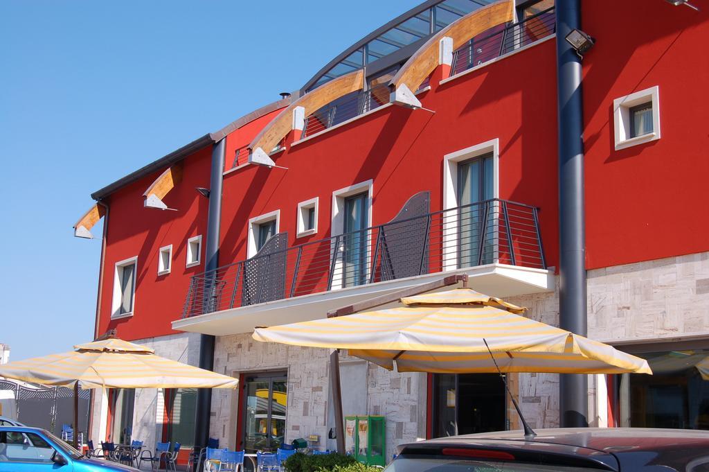 Hotel Flaminio Tavernelle Serrungarina Ngoại thất bức ảnh