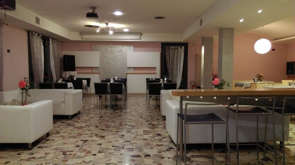 Hotel Flaminio Tavernelle Serrungarina Ngoại thất bức ảnh