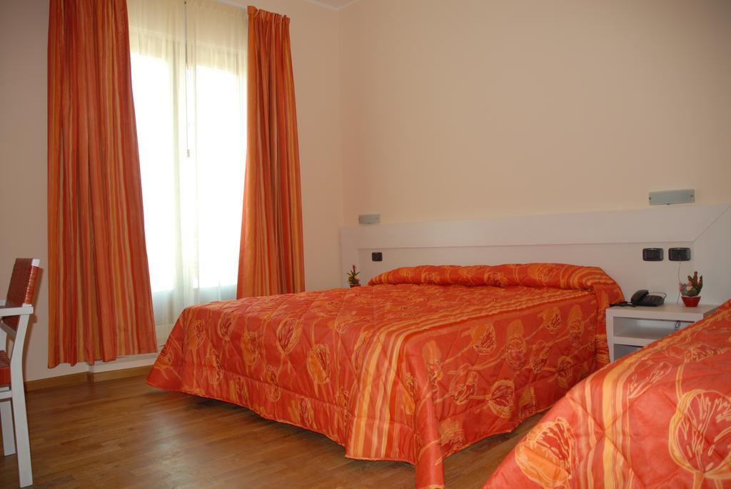 Hotel Flaminio Tavernelle Serrungarina Ngoại thất bức ảnh